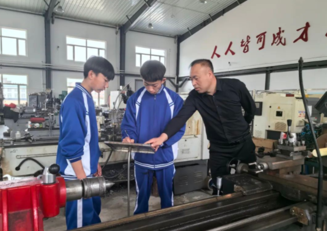 劳动教育课程体系加强学生动手能力实践能力和创新能力的培养