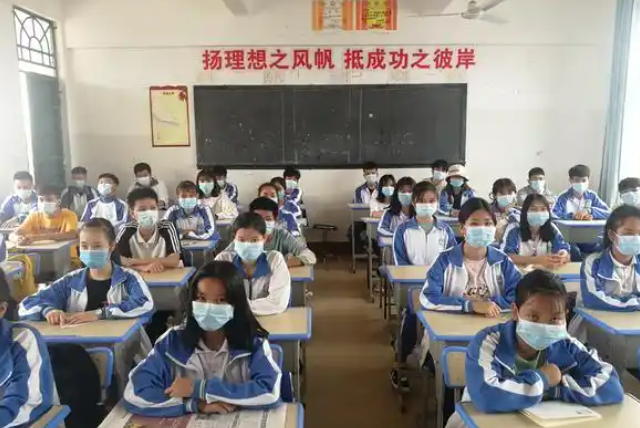 分层分类丰厚多样的选修课程形成体现校园办学特色的课程系列