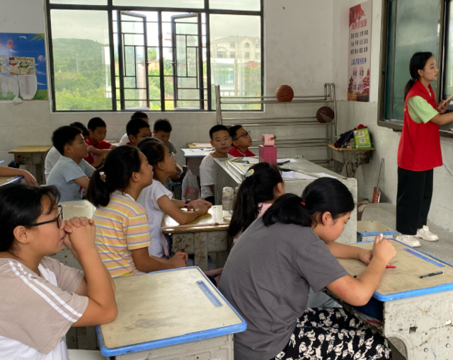 学生们则需求自主判断其是否契合自己的需求并进一步提出修改