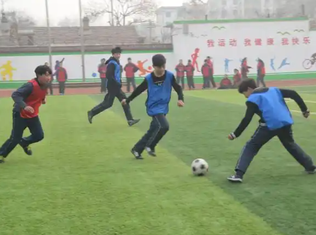 构成教与学师与生“共同在场”的双向互动讲堂力求在师生携手探索