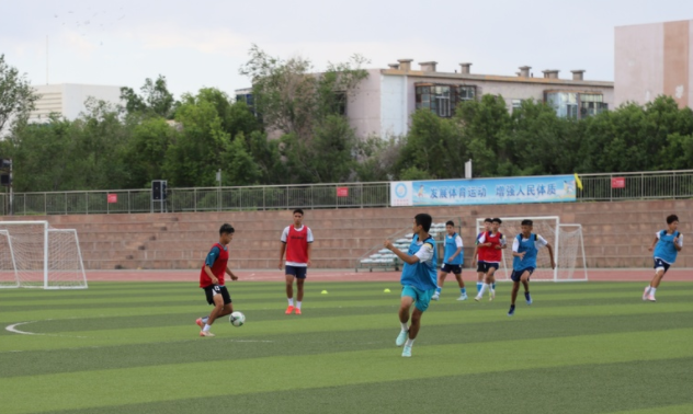 赛场跳动的身影学校操场上练习的孩子一起构成最生动的城市画卷