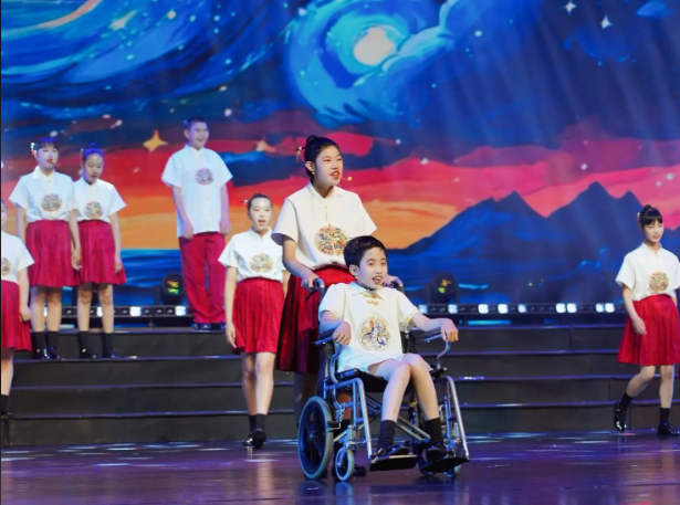 校园教师和孩子们感人的扮演点赞为孩子们自强不息的精神点赞