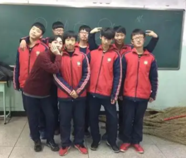峻峭的波峰波谷交替由此学位供需矛盾在人口净流入地重复拉锯 峻峭的波峰波谷交替由此学位供需矛盾在人口净流入地重复拉锯