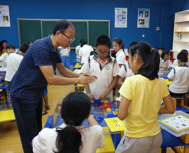 自由日活动让不同混龄班的幼儿在走班过程中相互学习互相帮忙 自由日活动让不同混龄班的幼儿在走班过程中相互学习互相帮忙